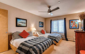Room in the heart of lions head walk to ski lifts 2 queen beds